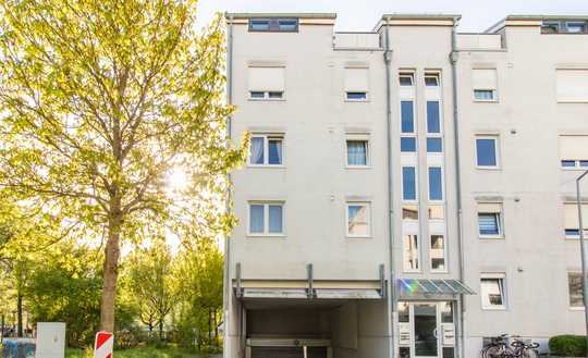 Super schöne 2 Zi. ETW mit hohen Räumen, lichtdurchflutet und Weitblick, TG-Stellplatz & Terrassen