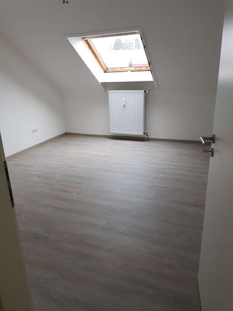 Immobilie in Enkenbach-Alsenborn - Dachgeschoss-Glück: 2 ZKB, renoviert in Enkenbach-Alsenborn - Bild 3