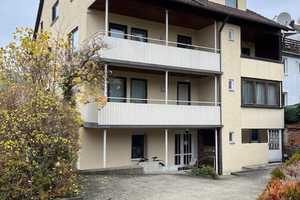 3 Wohneinheiten und eine Gewerbeeinheit! MFH mit Potenzial in zentraler Lage – Reutlingen (Kreis) – Vorschaubild 1