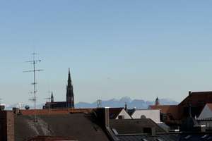 Erstbezug n. Sanierung: Schöne helle 2-Zimmer DG-Whg. mit großer Terrasse und Alpenblick