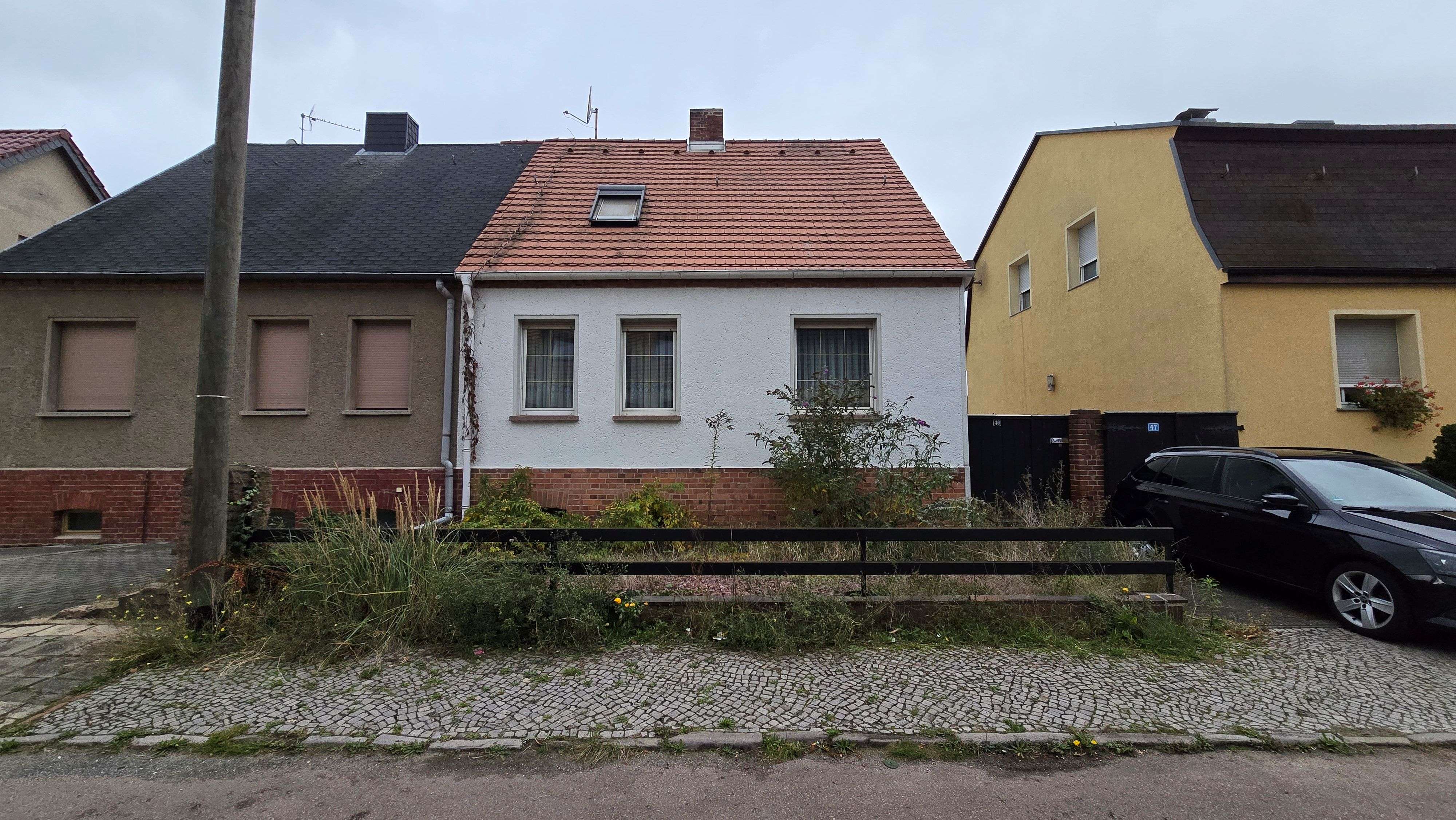 Doppelhaushälfte mit viel Potenzial auf 489 m² Grundstück, Dessau Roßlau – Bild 1