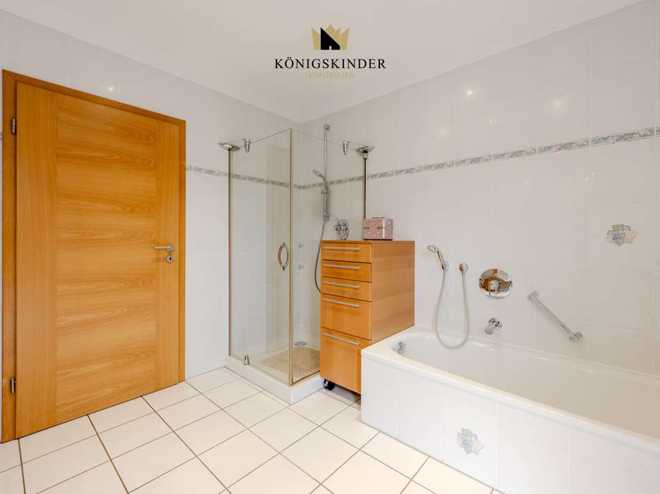 im Badezimmer mit Wanne und Du