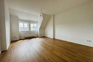 Modernes Wohnen unterm Dach – Sanierte 3-Zimmer-Wohnung mit Balkon