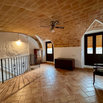BAIX EMPORDÀ, MONELLS, STEINHAUS IM DORF.