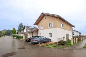 Modernes Einfamilienhaus von 2019 mit Garten und Doppelgarage