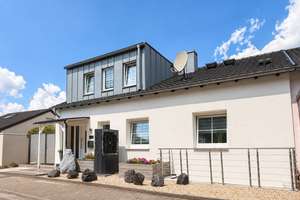 Wohnen auf höchstem Niveau - Einfamilienhaus mit Einliegerwohnung, Pool und Fernsicht in Waldrandla