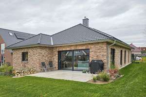 Komfort auf einer Ebene - 3-Zimmer-Winkelbungalow
Niedrigenergiehaus EH 40 mit Wärmepumpe und PV –
 – Die vollständige Adresse der Immobilie erhältst du vom Anbieter., 24628 Hartenholm – Vorschaubild 3