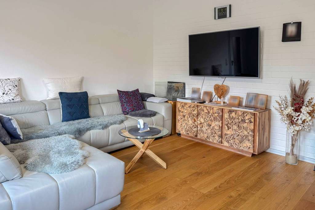 Immobilie in Schlüsselfeld - Traumgarten mit Südwestlage, Terrassen und Garagen – Einfamilienhaus in ruhiger Lage - Bild 1