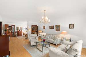 Seitlich der Taunusstraße gelegene Wohnung mit EBK, Balkon und Stellplatz | WAGNER IMMOBILIEN – Geisbergstraße 32, 65193 Nordost, Wiesbaden – Vorschaubild 2