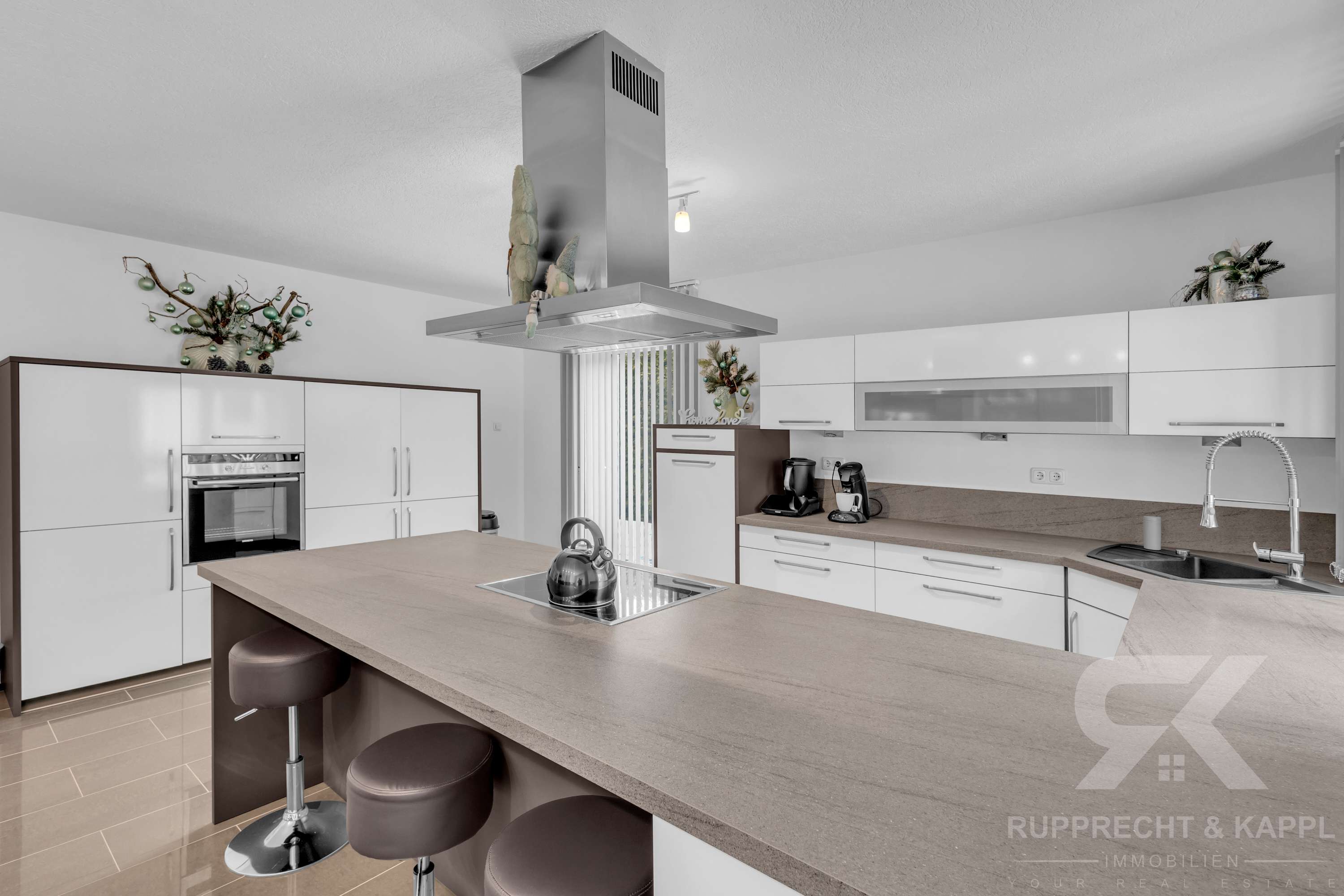 Immobilie in Teublitz - Modernes Einfamilienhaus mit ELW, Doppelgarage, PV-Anlage, viel Nutzfläche und Garten - Bild 9