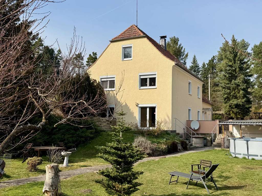 Immobilie in Radeburg - Diskreter Verkauf /// Drei-Familien-Haus mit Entwicklungsptential - Bild 0