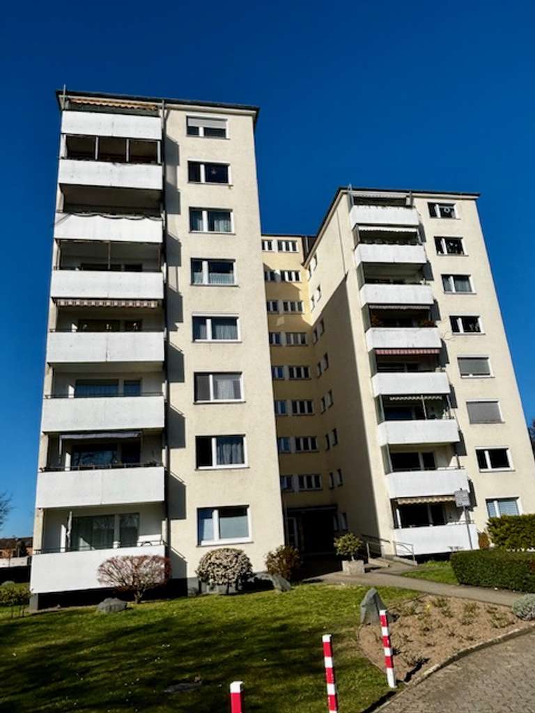 Immobilie in Monheim am Rhein - Sanierungsbedürftige, großzügige 3-Raum-Wohnung in ruhiger Lage von Monheim mit TOP-Fernblick - Bild 0