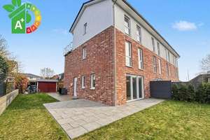 Viel Privatsphäre durch Ecklage: Reihenendhaus mit großem Garten und Dachterrasse in Quickborn
