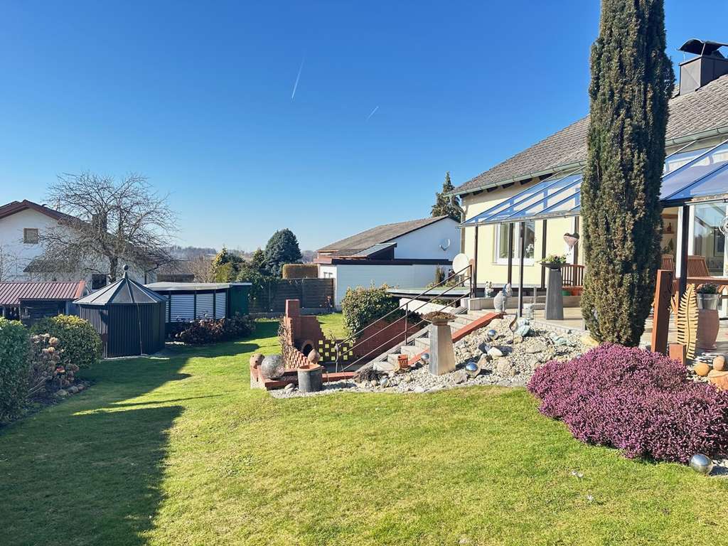 Immobilie in Metten - Metten b. Deggendorf: EFH m. Fernblick in bevorzugter Wohnlage u. 820 m2 traumhaftem Grundstück! - Bild 1