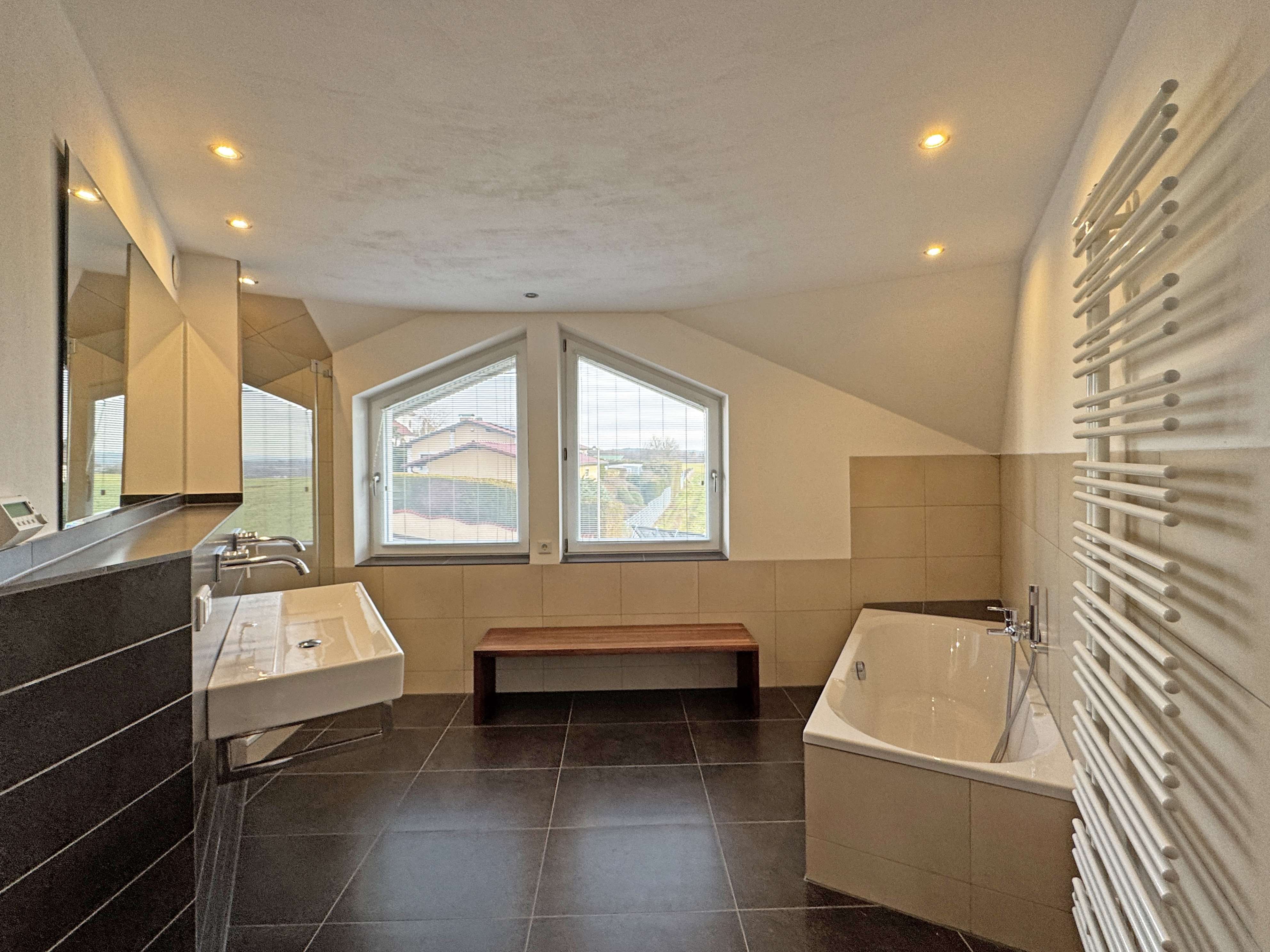 Immobilie in Untersiemau - Ein Architektur-Unikat: Individuelles Passivhaus mit ikonischem Sechseck-Dach - Bild 2