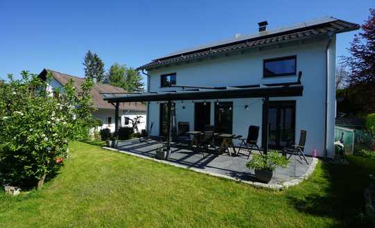 Neuwertiges, geräumiges Einfamilienhaus mit schönem Garten, Doppelgarage und Pkw-Stellplatz