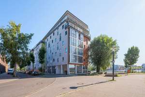 Traumhaft! 2 Zimmer direkt am Wasser mit Wintergarten zum Sofortbezug mit TG Stellplatz!