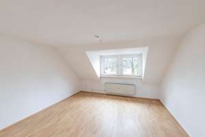 Helle Dachgeschosswohnung mit Einbauküche und Blick ins Grüne in ruhiger Lage von Oberhausen