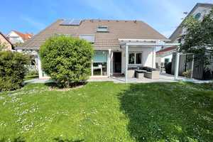 Traumhaftes, freistehendes Einfamilienhaus mit Doppelgarage und sonnigem Garten