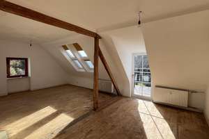 Dachgeschosswohnung mit Balkon und neu saniertem Badezimmer
