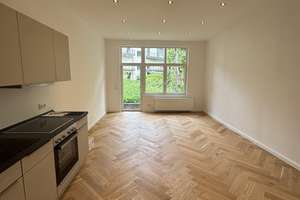 Erstbezug nach Kernsanierung | Stilvolle 1-Zimmer-Wohnung mit Fischgrätboden in Winterhude – Maria-Louisen-Straße 7, 22301 Winterhude, Hamburg – Vorschaubild 1
