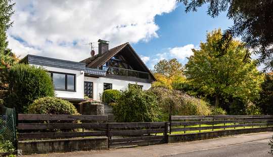 Bild von Wohnen mit Weitblick und Privatsphäre: Großzügiges Familienhaus mit ELW und Traumgarten