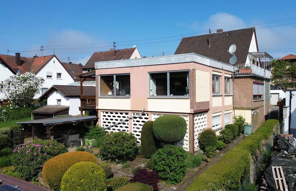 Immobilie in Hochspeyer - Hochspeyer: Großzügiges Zweifamilienhaus mit Ausbaupotenzial, schönem Grundstück und Garage - Bild 2