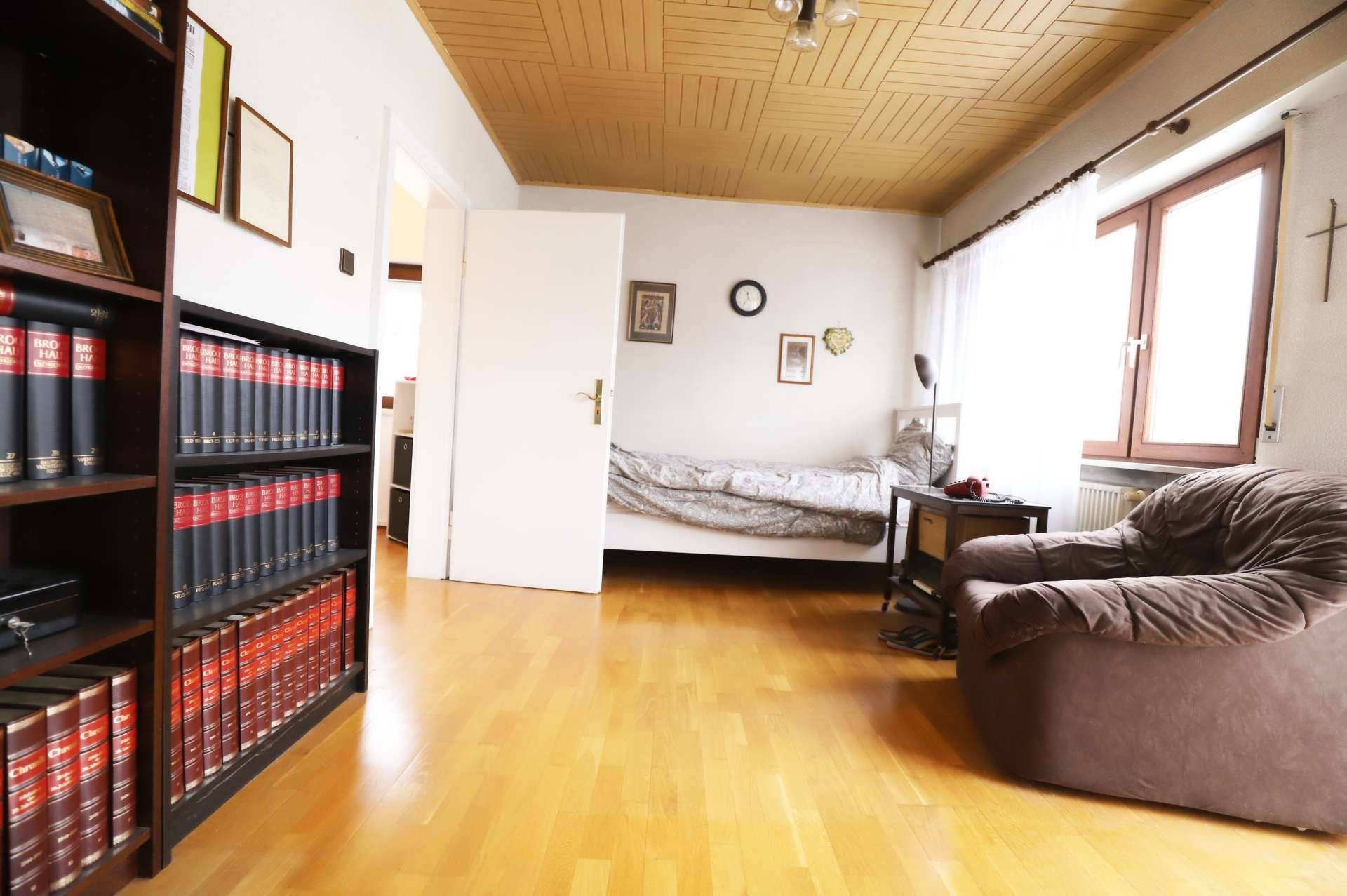 Immobilie in Sandhausen - Einfamilienhaus in Sandhausen mit großem Grundstück, Garage & Nebengebäude - Bild 3