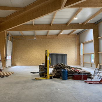 ca. 300 m² große provisionsfreie Neubauhalle mit Meisterbüro