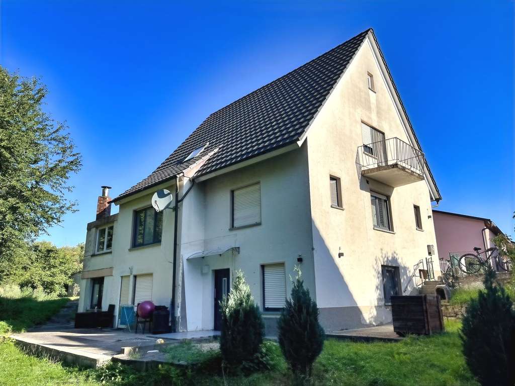 Immobilie in Haßfurt - *1.423m² GROSSES GRUNDSTÜCK IN RANDLAGE* Kurzfristig beziehbares Haus mit Einliegerwohnung, 2 Gara - Bild 1