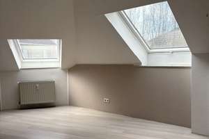 Lichtdurchflutete Dachgeschoss-Wohnung mit einem gemütlichen kleinen Wintergarten - Vermietung aussc