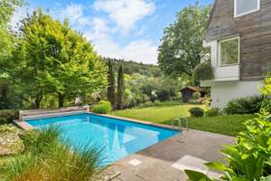 Wohnen mit Charakter: stilvoller Rückzugsort mit Pool im Steinbachtal