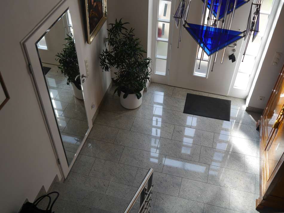 Treppenhaus zum Eingang hin