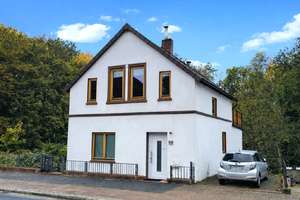 Wohnen mit viel Platz auf einem großen Grundstück mit Hanglage, Dachterrasse und großzügigem G