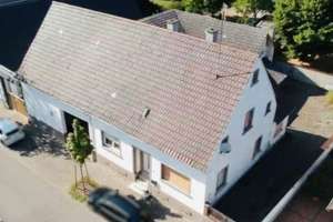 Platz für Ideen: Charmantes Sanierungsobjekt mit großem Innenhof und Nebengebäuden / Rheinhausen – Die vollständige Adresse der Immobilie erhältst du vom Anbieter., 68794 Oberhausen-Rheinhausen – Vorschaubild 3