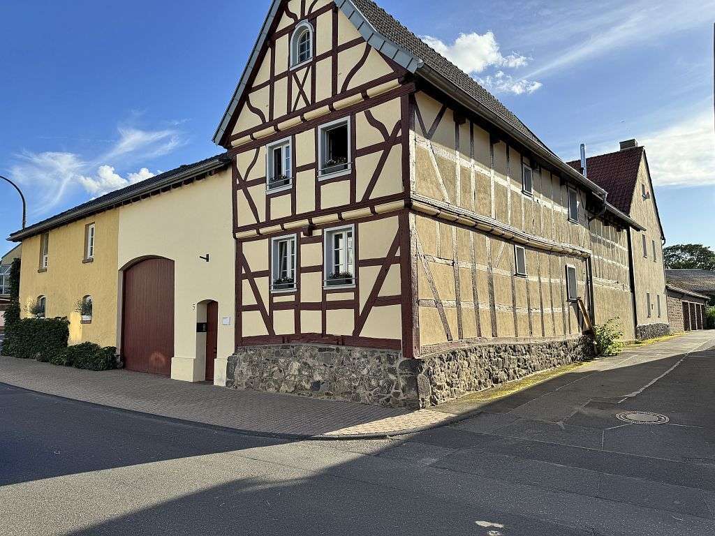 Immobilie in Wachtberg - zwei gepflegte Altbauwohnungen in bevorzugter Lage mit Flair und zwei Garagen - Bild 0