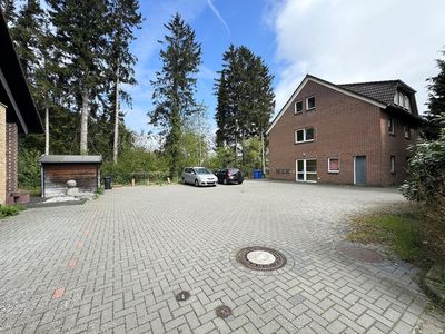 Zwei massiv gebaute Mehrfamilienhäuser auf einem Grundstück mit Entwicklungspotenzial
