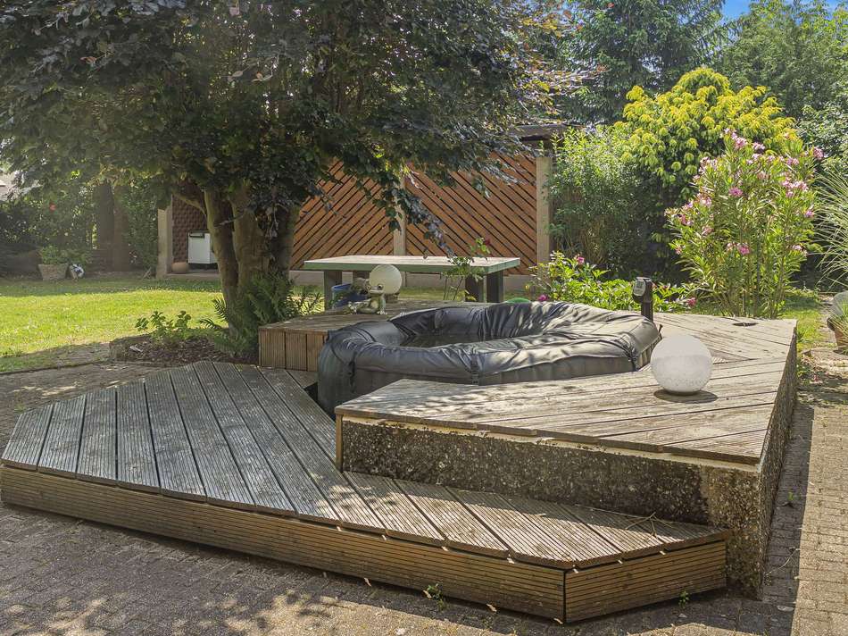 Poolbereich im Garten
