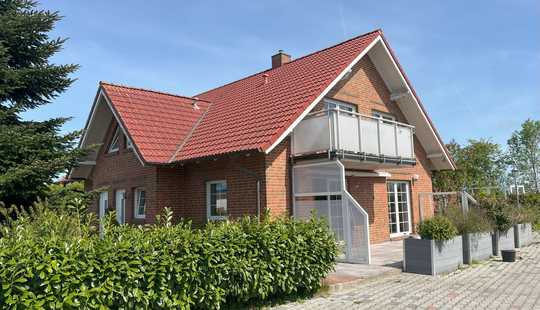 Bild von Wohnhaus mit Gewerbehalle