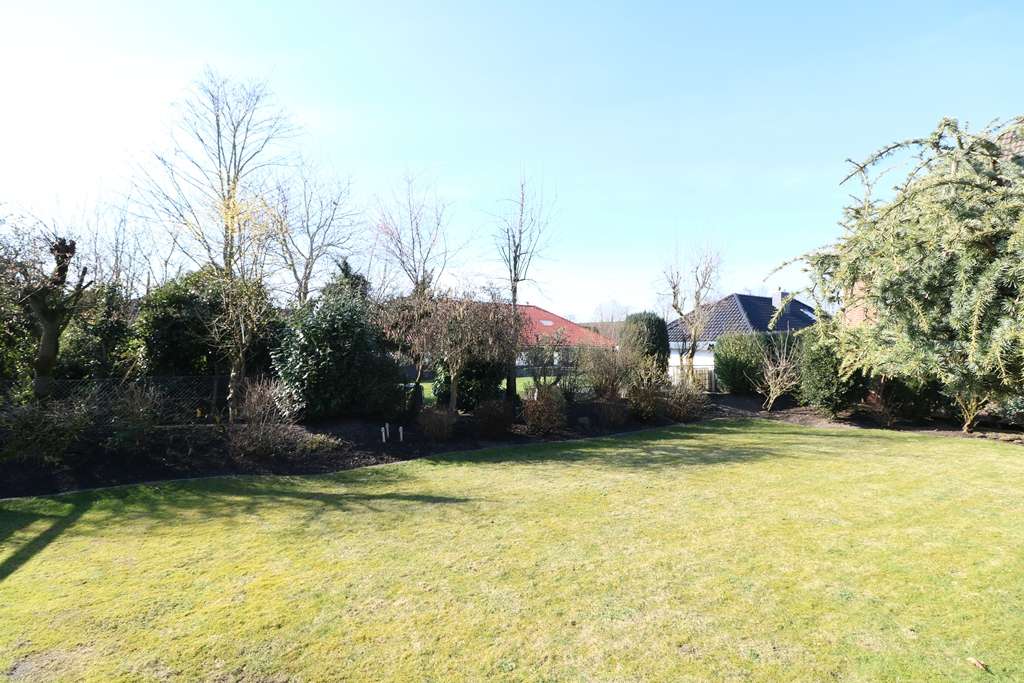 Immobilie in Cloppenburg - Topgepflegter Walmdachbungalow in beliebter Lage mit Ausbaureserve, Garage und schönem Garten - Bild 3
