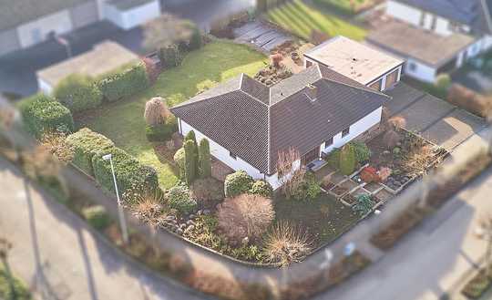 ++ Lichtdurchflutetes Architektenhaus mit Terrasse, Garten und 2 Garagen in beliebter Wohnlage ! ++