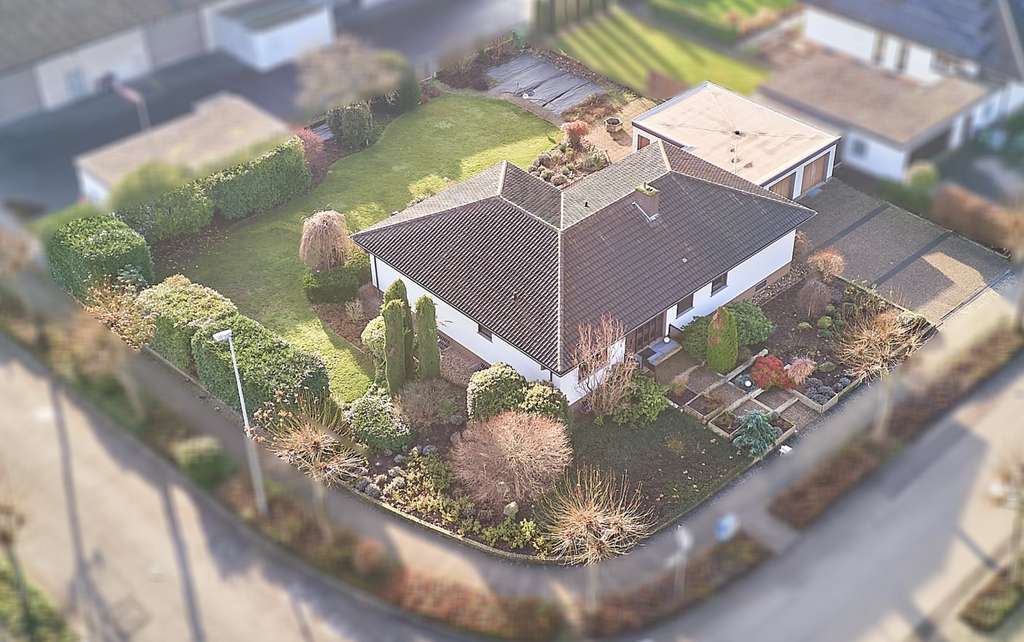 Immobilie in Offenbach an der Queich - ++ Lichtdurchflutetes Architektenhaus mit Terrasse, Garten und 2 Garagen in beliebter Wohnlage ! ++ - Bild 0