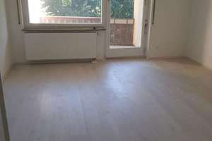 Vollständig renovierte Wohnung mit drei Zimmern und Balkon in Stuttgart