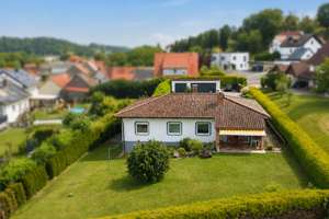 Bungalow mit großzügigem Grundstück und traumhaftem Blick – Die vollständige Adresse der Immobilie erhältst du vom Anbieter., 97514 Oberaurach – Vorschaubild 2