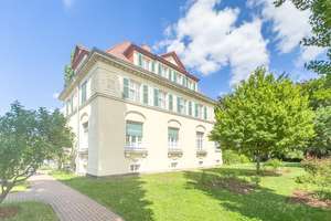STILVOLLE 3 ZIMMER WOHNUNG MIT SONNENBALKON IN CHARMANTER GRÜNDERZEITVILLA AUF EINEM PARKGRUNDSTÜCK – Bahnhofstraße 25, 1259 Leuben (Stadtteil), Dresden – Vorschaubild 3