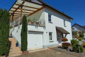 Einfamilienhaus mit Einliegerwohnung und Doppelgarage in Horrweiler
