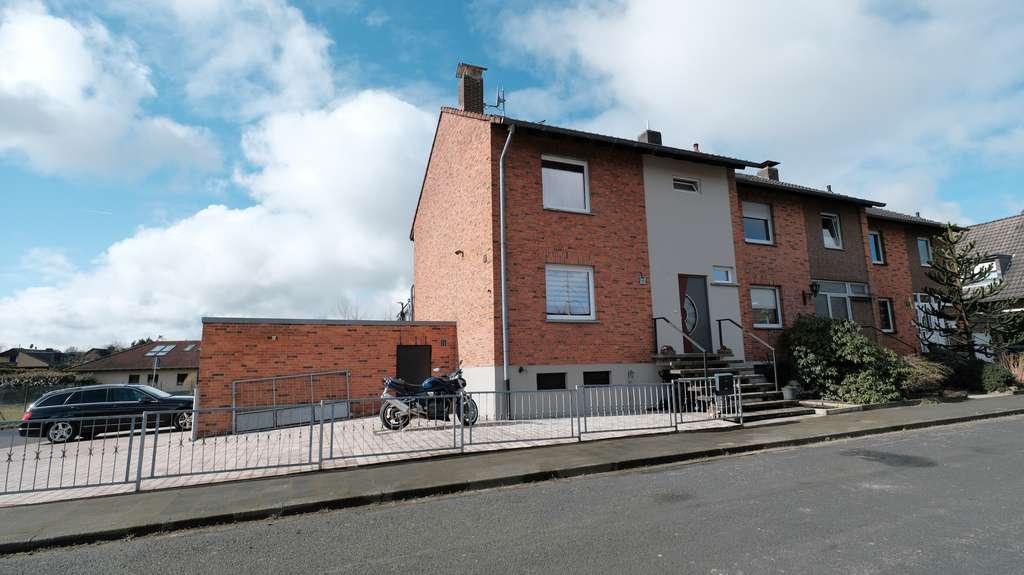 Komplett modernisiertes Reihenendhaus mit Garage und Wintergarten.