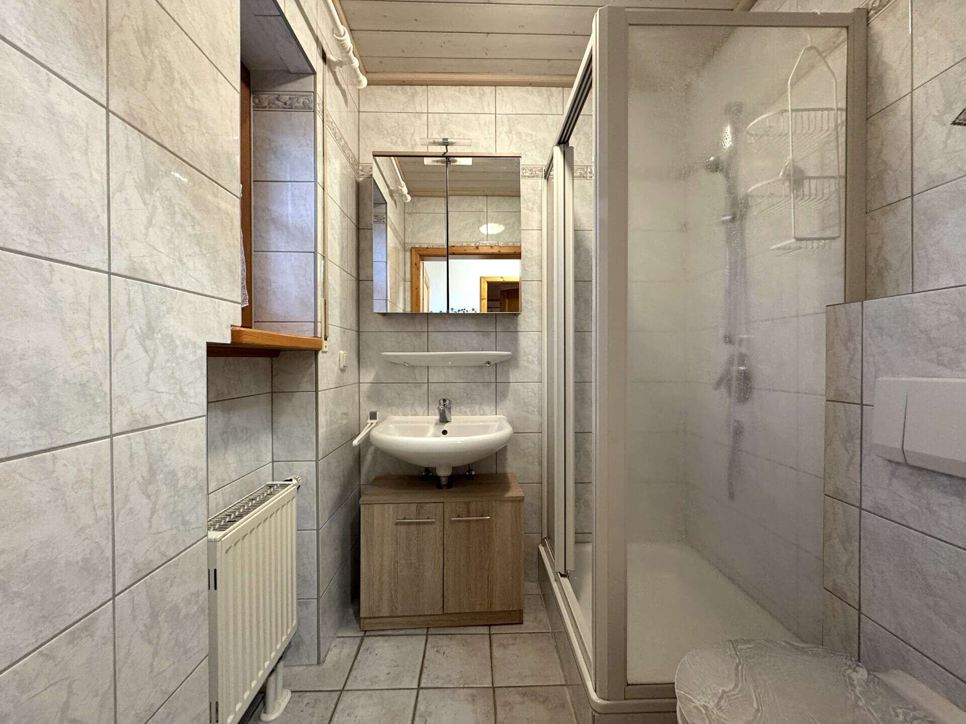 Immobilie in Bayerbach b. Ergoldsbach - Wohnhaus mit Weitblick & Freiraum – vielseitiges Anwesen mit Tierhaltung und zwei Einliegerwohnungen - Bild 6