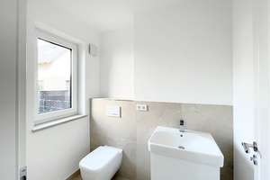 Stilvolles, neuwertiges 5-Raum-Reihenmittelhaus mit lux. Innenausstattung und EBK in München Allach – Die vollständige Adresse der Immobilie erhältst du vom Anbieter., 80999 Untermenzing, München – Vorschaubild 3