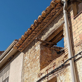 Gelegenheit, renovierungsbedürftiges Stadthaus, ursprünglich dreistöckig, mit Zugang von zwei Straße